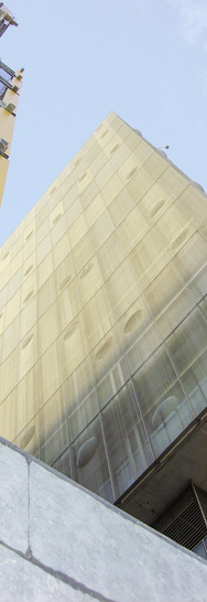 Vorgehängte Fassade mit einem ­Edelstahlgewebe aus Dorsten an der Indra-Zentrale in Barcelona - © Bild: MeshArt / Dorstener Drahtwerke
