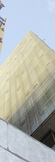 Vorgehängte Fassade mit einem ­Edelstahlgewebe aus Dorsten an der Indra-Zentrale in Barcelona