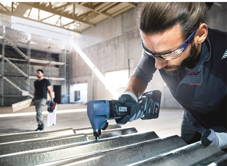 Als Spezialist für das Trennen und Verbinden von Blechen bietet Trumpf eine große Auswahl akkubetriebener Elektrowerkzeuge an