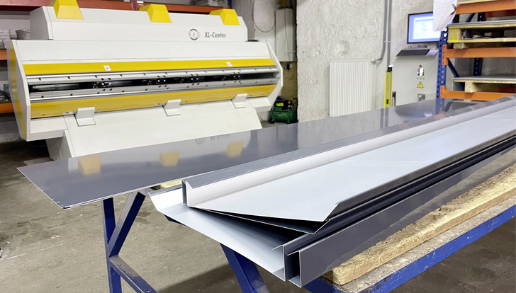 Biegeteile mit dem XL-Center im Hintergrund