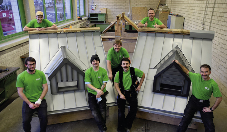 Das linke Meisterstück des Prüfungsbesten Patrick Buschak (mit Wollmütze) wird für ein Jahr am BBZ ausgestellt