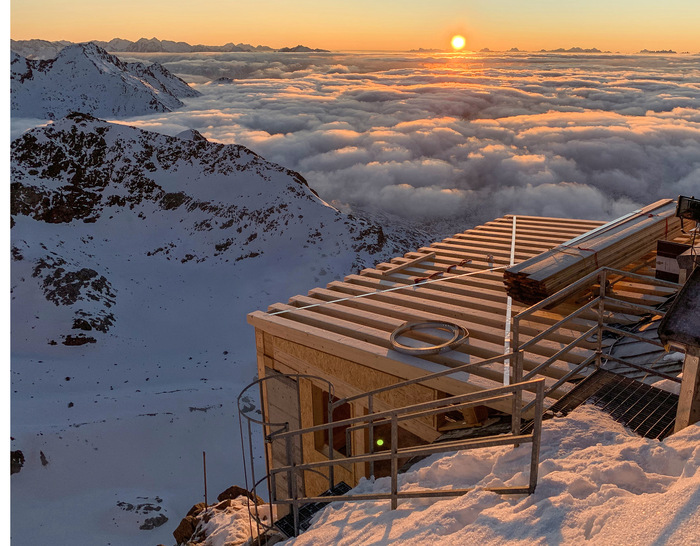 Der neue Anbau kurz vor Montage des Doppelstehfalzdaches  