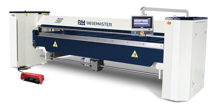 Neu: Die elektrische Schwenkbiegemaschine und Tafelscheren von Biegemaster. Unser Bild zeigt die  Biegemaster Tetron 3 x 1,5