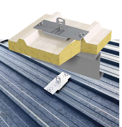 Der Lux-top SDS ist eine in Deutschland bauaufsichtlich zugelassene Alternative zum hauseigenen Anschlagpunkt Lux-top RVT, die sich bestens zur Befestigung auf Dächern mit Eindeckungen aus Sandwichelementen und einer Unterkonstruktion aus Stahl oder Holz eignet - © Bilder: www.lux-top.com
