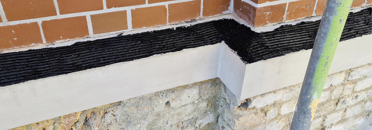 Der bituminöse Blechkaltkleber Enkolit zeichnet sich durch eine ganze Reihe von Vorteilen aus, und das seit über 50 Jahren. Zu den bedeutendsten Pluspunkten zählen der Korrosionsschutz sowie die enorme Sturmsicherheit durch die vollflächige Verklebung