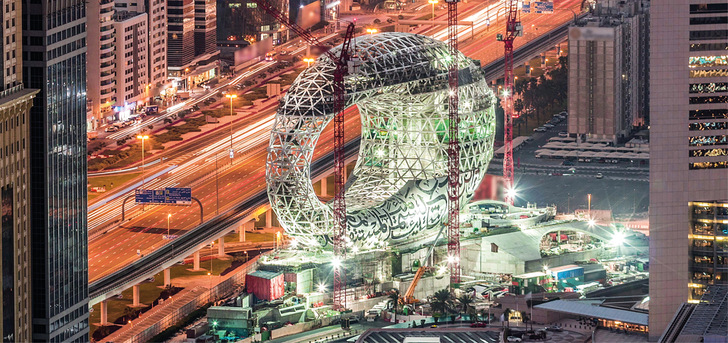 Das neue Museum ist bereits in der Bauphase als ikonisches Gebäude erkennbar - © Bild: neiezhmakov - stock.adobe.com
