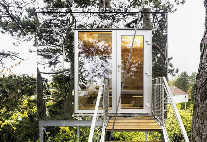 Das Baumraum-Baumhaus Mirror Cube ist mit Rimex Super Mirror, einem blanken Spiegel-Edelstahl ohne Schleifspuren, bekleidet - © Bild: Andreas Wenning / www.baumraum.de
