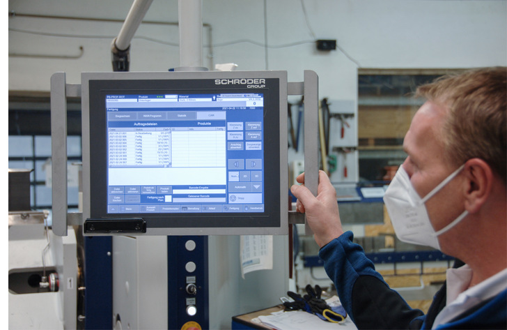 Vorfertigungsleiter Alexander Lehnen erläutert die Programmdarstellung auf dem Bedienpanel der Schröder PowerBend Professional - © Bild: Schröder Group
