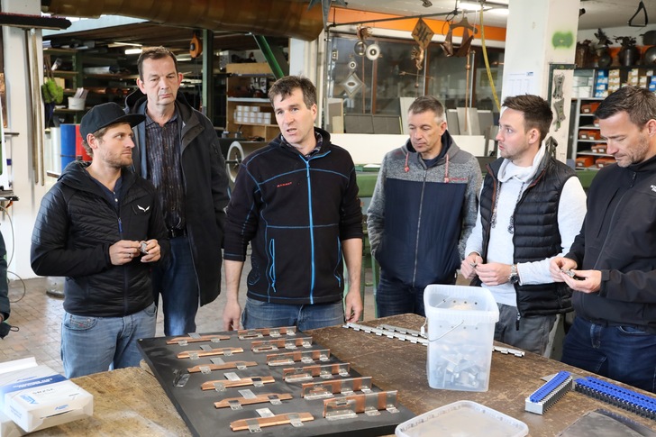 Clemens Kling (3.vl.) gewährt den Kollegen vom BAUMETALL-Treff interessante Einblicke in seinen Fachbetrieb