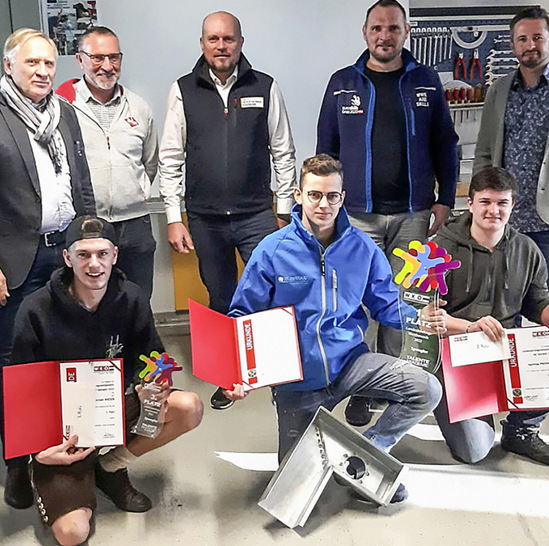 Die Preisträger Michael Wieser, Stephan Grabner und Matthias Prodinger. Dahinter steht BAUMETALL-Workshopleiter Friedrich Reinbold mit seinen Trainer- und Preisrichter-Kollegen - © Bild: Wirtschaftskammer Kärnten
