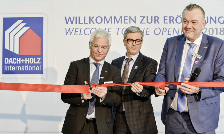 
 Eröffnung der Dach + Holz International 2018 in Köln durch Peter Aicher, Vorsitzender Holzbau Deutschland - Bund Deutscher Zimmermeister im Zentralverband des Deutschen Baugewerbes e.V. , Dieter Dohr, Vorsitzender der Geschäftsführung der GHM Gesellschaft für Handwerksmessen mbH und Dirk Bollwerk, Präsident des Zentralverbandes des Deutschen Dachdeckerhandwerks