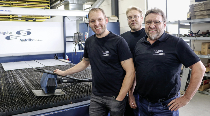 Erfolgreiches Team: Christian, Benjamin und Georg Stiegeler mit ihrer hochmodernen Festkörperlaser-Anlage TruLaser 3040 fiber und dem neuem Auflageleisten-Reiniger TSC 100﻿ - © Bild: Trumpf
