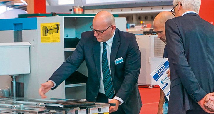 Christoph Jakobs erläutert Funktionen einer Tafelschere von Schechtl