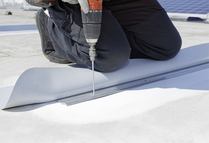 Klare Gewerketrennung: Evatec Solar wird vom Dachhandwerker montiert und durch die vorhandene Abdichtung in der Tragschicht befestigt