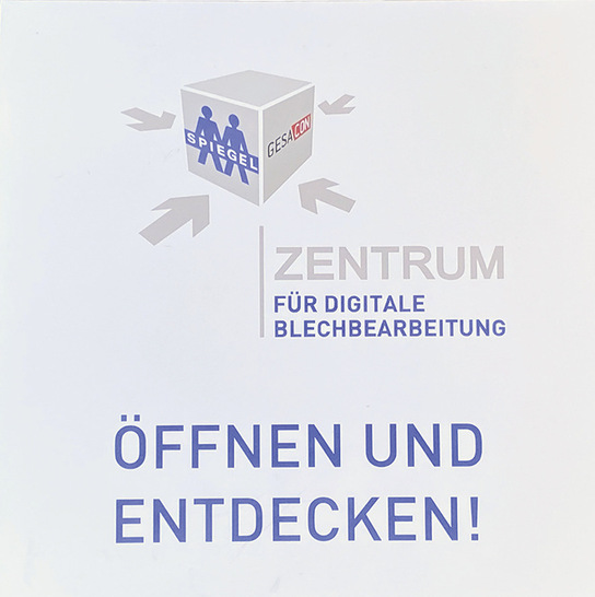 Das Zentrum für digitale Blechbearbeitung berät Spenglerfachbetriebe in den D.A.CH.S.-Ländern – übrigens auch per auffaltbarem Flyer