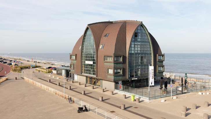 Extremer geht es nicht: Hotel mit Metalldach und Fassade direkt an der windigen Nordsee