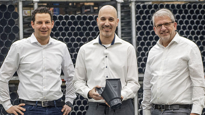 Die Geschäftsführer Johannes Ranzinger (l.) und Andreas von Langsdorff (r.) gratulieren Peter Brenner zur Prokura - © Bild: Zambelli Holding GmbH
