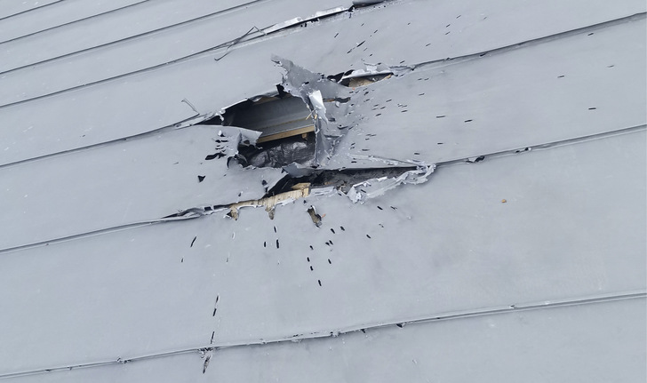 Valerys und Ma ł gorzatas Titanzinkdach auf der Bischofsresidenz in ­Charkiw wurde durch Splitter einer Kassettenbombe beschädigt