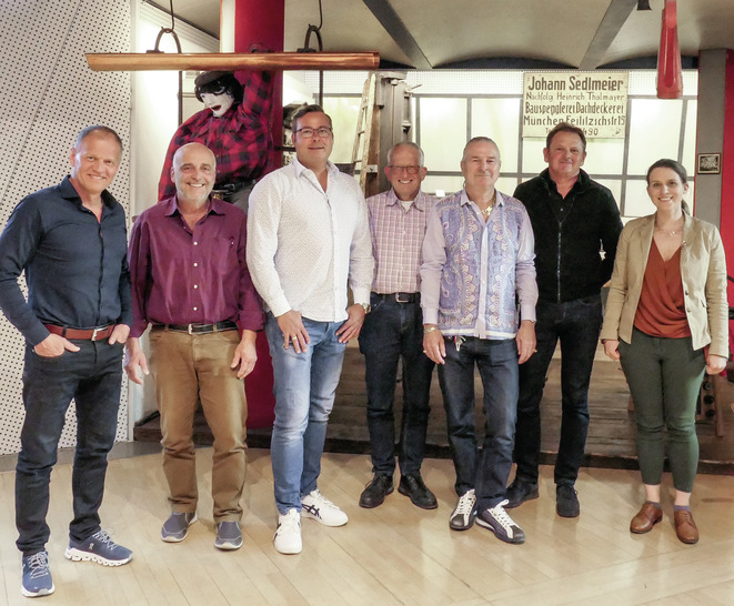 iib-Vorstandsmitglieder Claudio Cristina, Xaver Stark, Mirco Siegler, Werner Fünfer, Peter Ness, Johannes Binder und Laura Kornhaaß (BAUMETALL-Redakteurin) bei der Vorstandssitzung im Europäischen Klempner- und Kupferschmiedemuseum