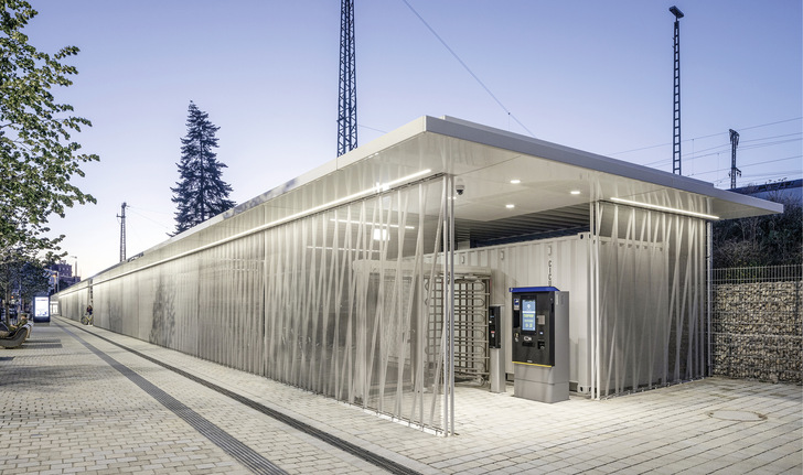 Zeitloses Design: der Fahrradspeicher am Nürnberger Hauptbahnhof - © Bild: Stefan Meyer
