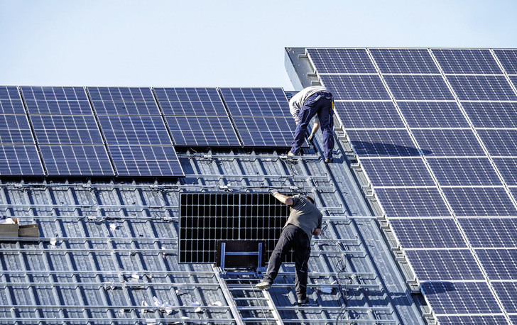 Dachhandwerker installieren eine Photovoltaikanlage