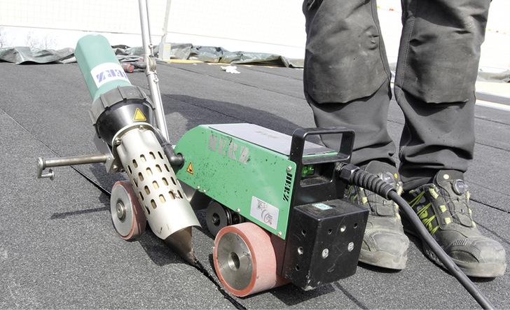 Auch mit 230 V Stromaufnahme perfekte Schweißergebnisse beim Verschweißen von Bitumenbahnen: der Herz Multi