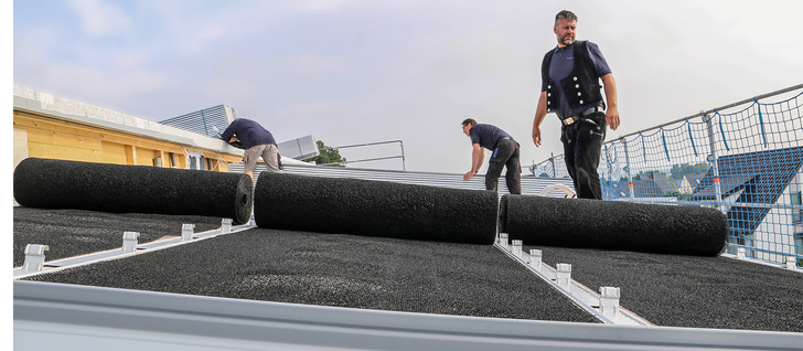 Als Ergänzung der gewerkabschließenden Trennlage wird das ca. 8 mm starke Wirrgelege als erforderliche ­Zwischenlage für das Metalldach aufgebracht - © Bild: Alexandra Bonin
