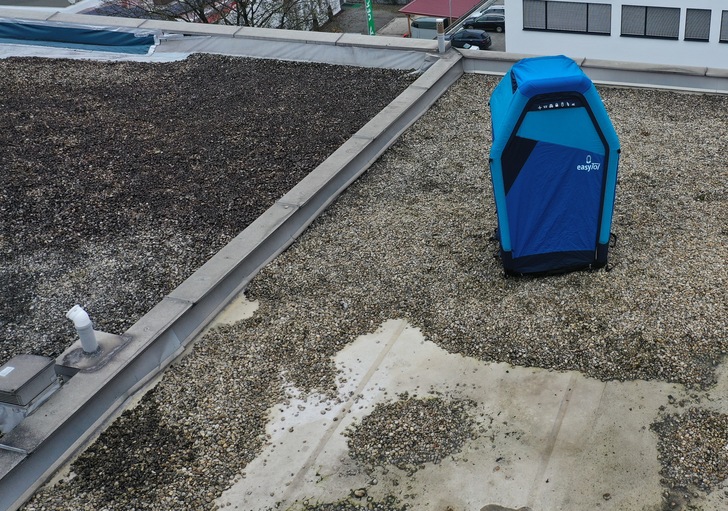 Mobil und aufblasbar: die praktische Toilette für Dachhandwerker