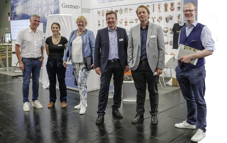 Am Start: Das BAUMETALL-Team und die Kollegen vom Gentner Verlag freuen sich am Morgen des ersten Messetages am BAUMETALL-Stand auf den Beginn der Dach + Holz International 2022 in Köln - © Bild: BAUMETALL
