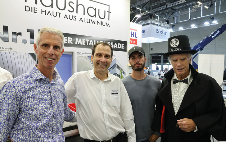 Style im Detail: Mr. Haushaut-Alufighter (r.) und Haushaut-Geschäftsführer Andreas Palli (2. v. l.) informieren über innovative Aluminiumprodukte 
wie den Revierhaken oder die Hauskrawatte samt aluminiumummantelter Rohrschelle 