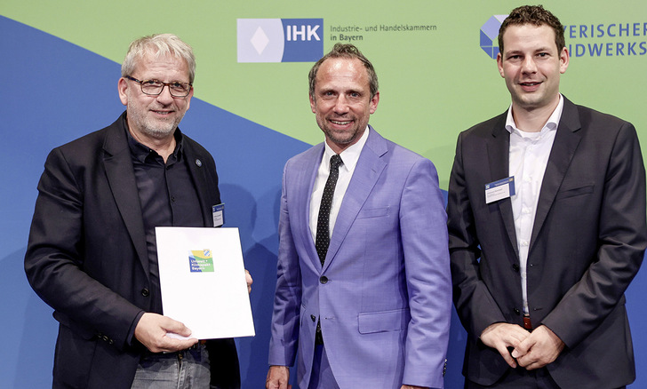 Die Geschäftsführer der Zambelli Fertigungs GmbH und Co. KG Andreas von Langsdorff (links) und Johannes Ranzinger (rechts) nehmen die 
Urkunde vom Bayrischen Staatsminister für Umwelt und Verbraucherschutz Thorsten Glauber entgegen