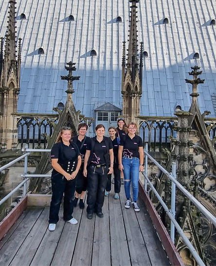 Ein Highlight der Veranstaltung war die Führung über den Bleidächern des Kölner Doms. Selbstverständlich wurde alles genau betrachtet - © Bild: Dachdecker-Mädelz
