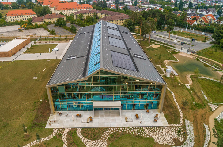 Bei dem Neubau der Alnatura Arbeitswelt in Darmstadt kamen die nachhaltigen Profilbahnen des Systems Rib-Roof Speed 500 zum Einsatz - © Bild: Marc Zeitler für Zambelli Holding GmbH
