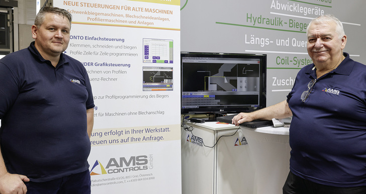 Christian Hahn und Tony Hofer von AMS Controls informieren über wirtschaftliche und nachhaltige Pathfinder-Nachrüstoptionen zur Profilherstellung. AMS Controls hat seine umfangreiche Erfahrung in der Blech- und Metallbearbeitung genutzt, um automatisierte Maschinensteuerungen und Sicherheitsschutzsysteme zu entwickeln. AMS-Steuerungen können einfach an neuen und bestehenden Maschinen unterschiedlicher Hersteller nachgerüstet werden. Sie optimieren automatische Biegeabfolgen und reduzieren die Zeit zum Programmieren und Fertigen von Profilen wie Firstabdeckungen, Scharen, Trauf- oder Seitenstreifen und anderen Anschlussblechen
