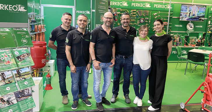 Yassine Hönes (3. v. r.) mit dem Perkeo-Team auf der Dach + Holz 2022 