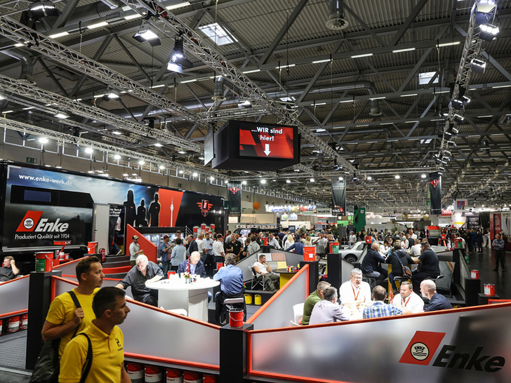 Boxenstopp bei Enke: Der neue Messestand wird von zahlreichen und getrennt voneinander angeordneten Sitzinseln dominiert
