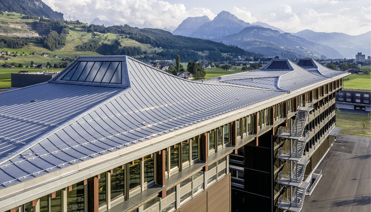Das offizielle Foto zum 17. Spenglertag der Schweiz zeigt das aktuelle VDSS-Siegerprojekt der Goldenen Spenglerarbeit - © Bild: Suissetec
