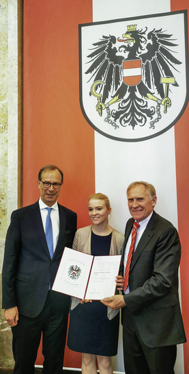 Georg Konetzky überreichte Martina und Friedrich Reinbold das österreichische Bundeswappen als Staatlich ausgezeichneter Ausbildungsbetrieb - © Bild: BMDW /Dolenc
