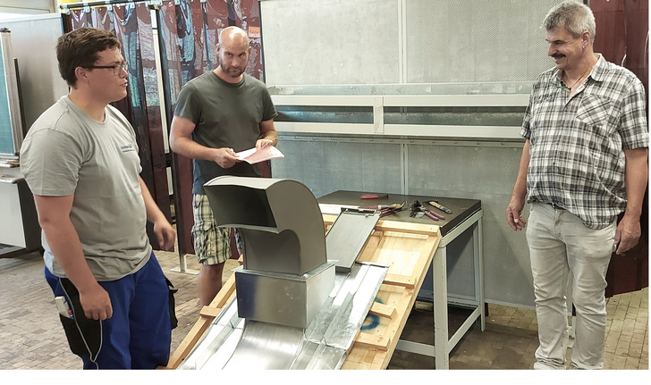 Marcel Glatzer (l.) vom Ausbildungsbetrieb Schuhmacher aus Ehingen erreichte mit über 90 Punkten die Top-Bewertung beim Bau einer Dachverwahrung