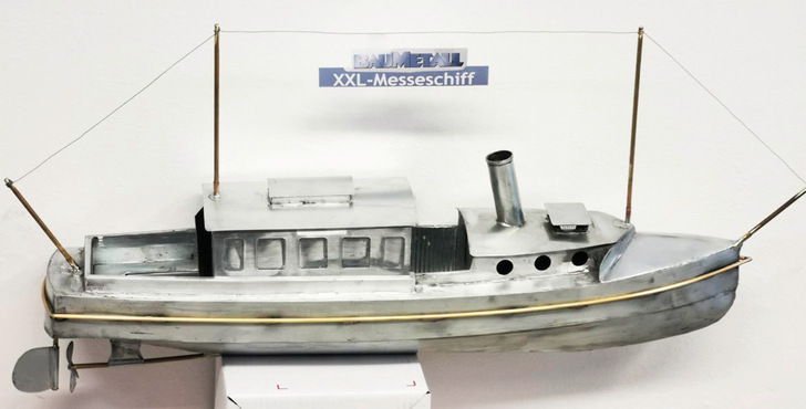 Detailgetreues Zinkmodell des BAUMETALL XXL-Messeschiffs