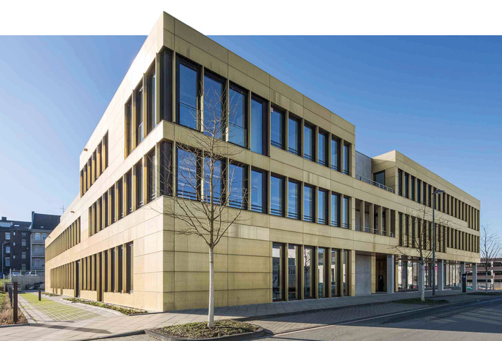 Der Entwurf von F & G Geddert setzt die Anforderungen der Ausschreibung mit einem funktionalen und extrem flexiblen Skelettbau um. 
Gefordert waren soziale Interaktion und eine gehobene Aufenthaltsqualität﻿