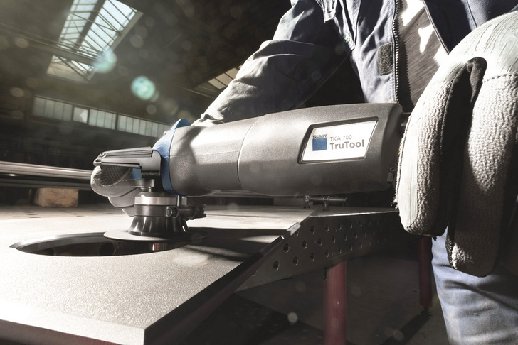 Der produktive Schweißkantenformer TruTool TKF 700 in Aktion