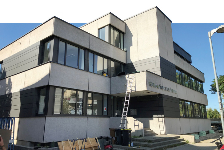 Die neue Bekleidung mit Aluminium-Verbundplatten der Firma Haushaut aus Düren