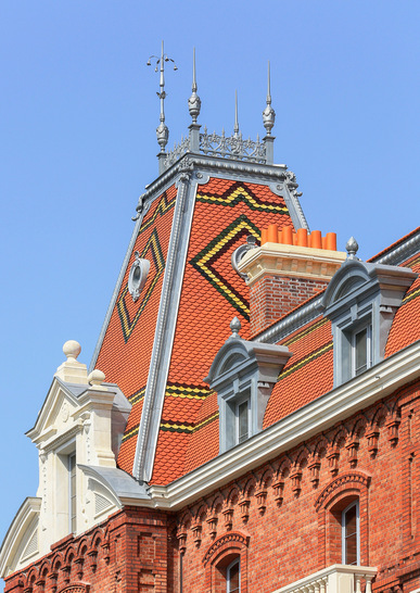 Auf der Familistère in Guise teilen sich Ornamente aus Zink und Stein die Aufgabe, das Dach zu verzieren