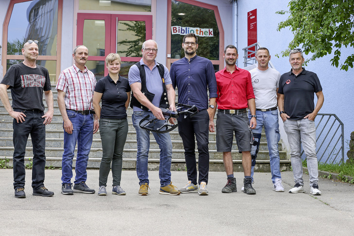 Luise Maack (3. v. l.), Rainer Löber (4. v. l.) und Michael Steuer (5. v. l.) nach der Flugvorführung in Tübingen - © Bild: BAUMETALL
