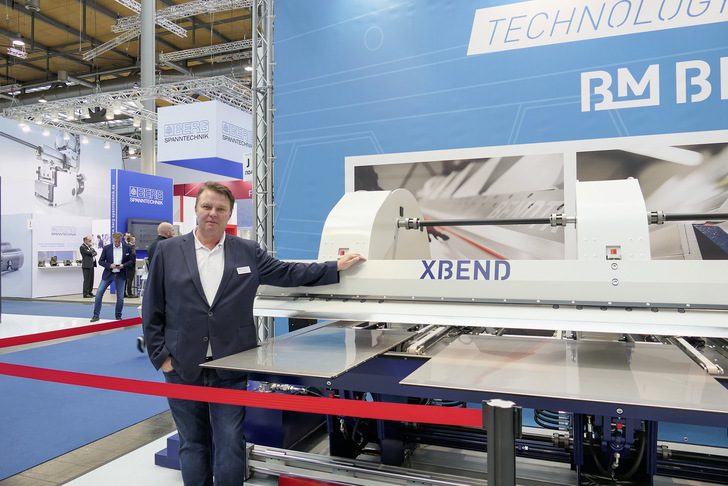 Mario Traub präsentiert die neuen ausfahrbaren Beladetische der X-Bend von Biegemaster - © Bild: BAUMETALL
