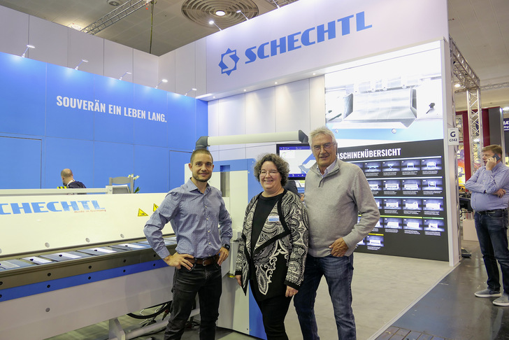 Fabian Pircher, Maria Schechtl und Herbert Slama auf dem Schechtl-Messestand in Hannover - © Bild: BAUMETALL
