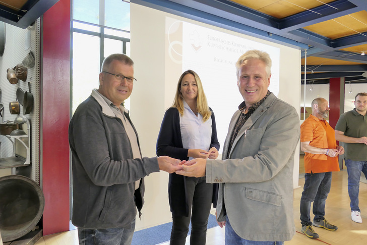 Jens Sperber heißt die neuen Vereinsmitglieder Jürgen Pflanz (Aperam) und Vivienne Wagener (IFBS) willkommen