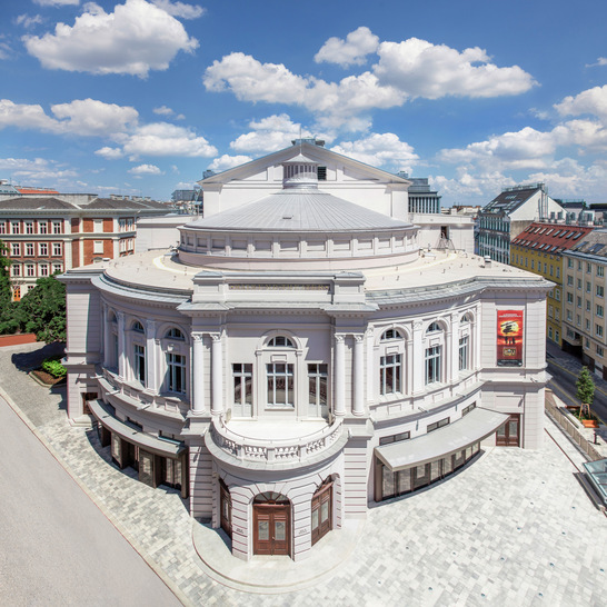 Raimundtheater, Wien / Architekt: Franz Roth, DI Roman Mramor. Sanierung, Modernisierung mit Uginox Patina K41 - © Bild: Christoph Bertos, CityCopterCam
