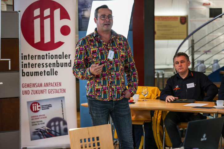 Routiniert führt iib-Präsident Mirco Siegler durch die informative iib-Mitglieder­versammlung - © Bild: BAUMETALL
